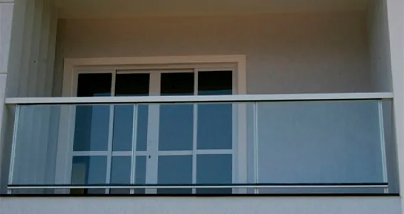 GUARDA CORPO E SACADA DE VIDRO